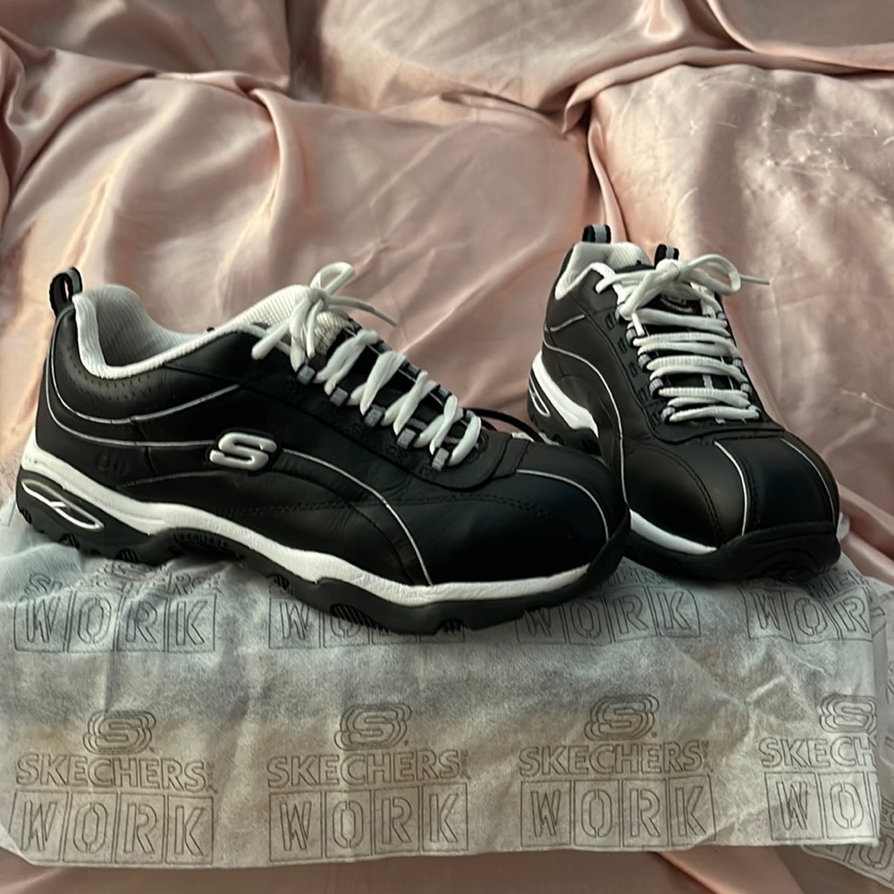 Skechers slip resistant work shoes. Woman’s 6.5. New